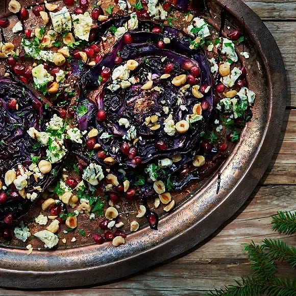Bakad rödkål med granatäpple, ädelost och hasselnötter
