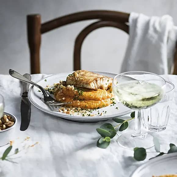 Stekt torskrygg med pumpapuré och rostade hasselnötter