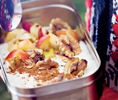 Risgrynsyoghurt med äpplen och valnötter