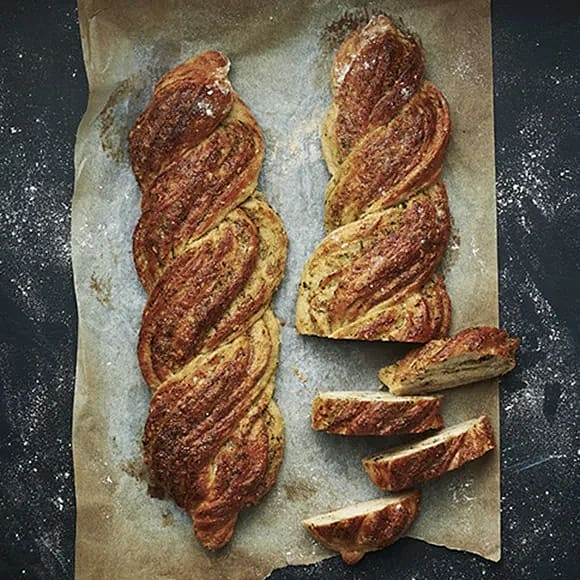 Flätat bröd med kikärtor och pesto