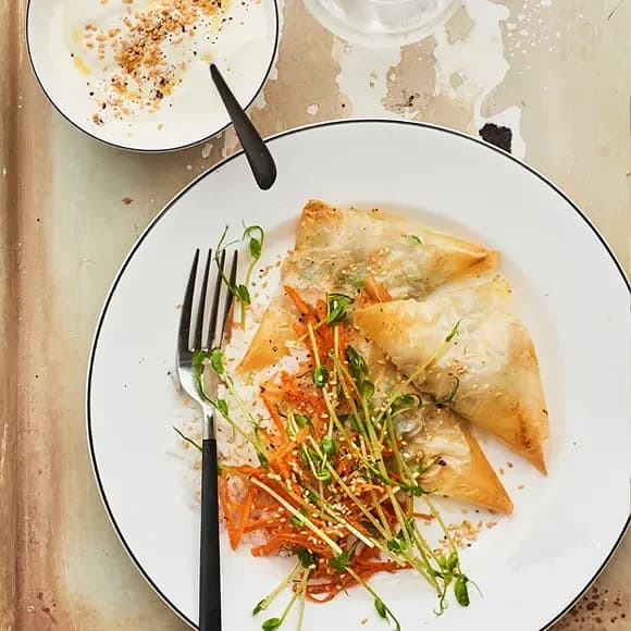 Samosas med ärtor och räkor med morotssallad