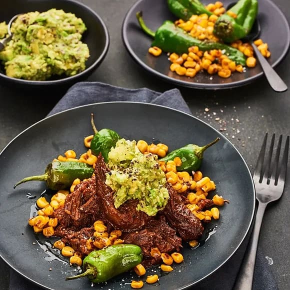 Beef chili med rostad majssallad och avokado