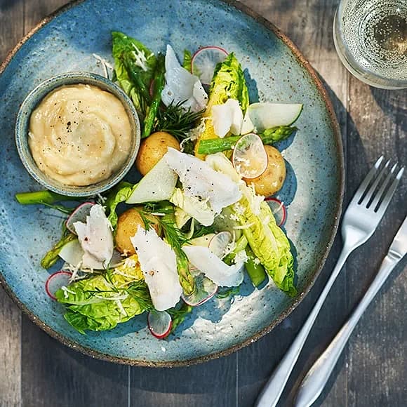 Rimmad torsk med sparris- och äppelsallad