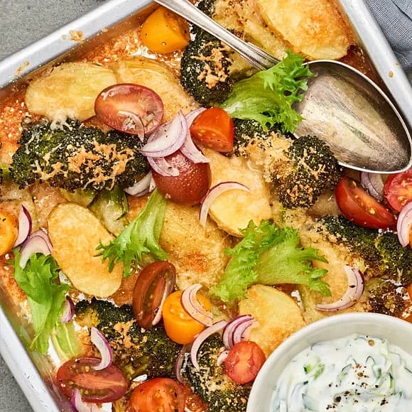 Parmesangratinerad broccoli med tzatziki