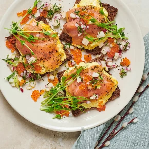 Rågbröd med najadlax och äggkräm