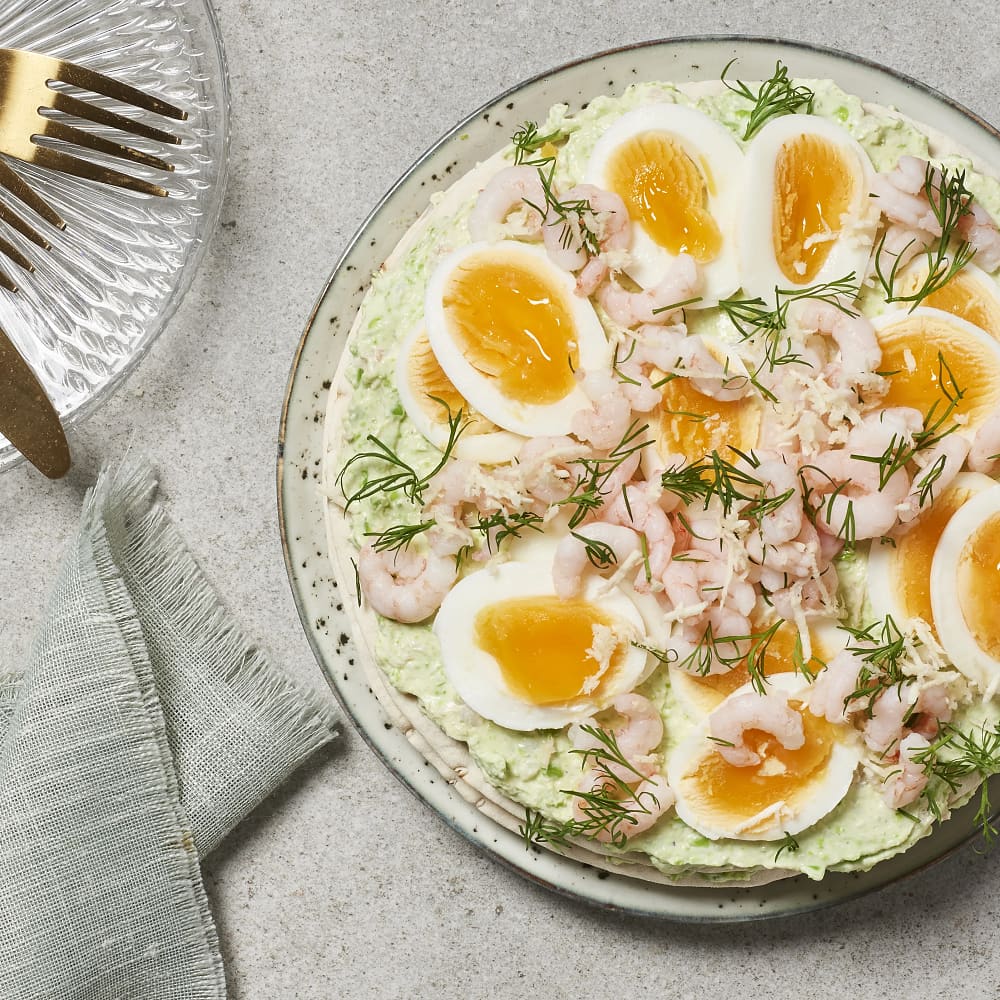 Smörgåstårta på tunnbröd med räkor