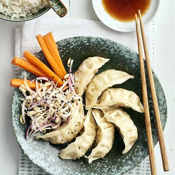 Vegetariska dumplings med limemarinerade böngroddar