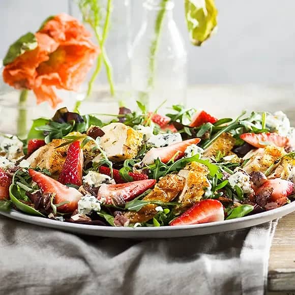 Jordgubbssallad med kyckling och balsamicodressing