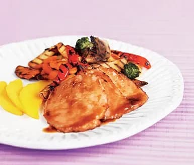 Kassler med potatisklyftor och grillade grönsaker