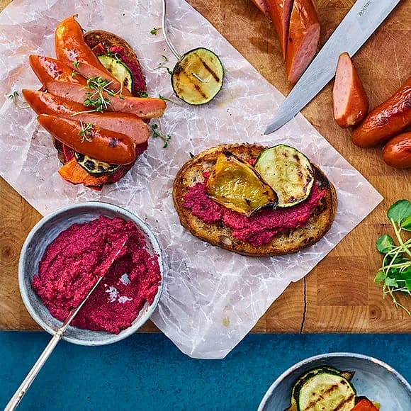 Rökt grillkorv med färgstark rödbetshummus