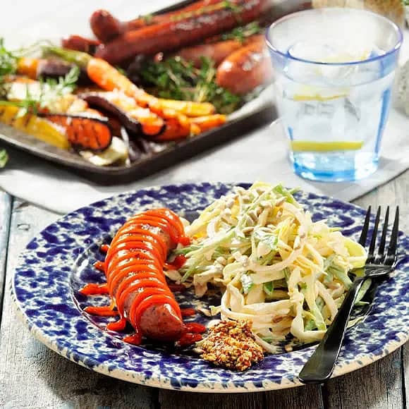 Korvbricka med coleslaw och grillade morötter