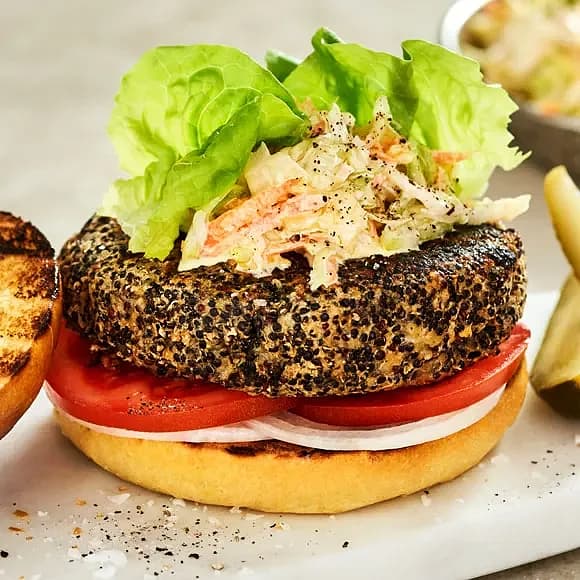 Grillad quinoaburgare med cheddar och spetskålsslaw