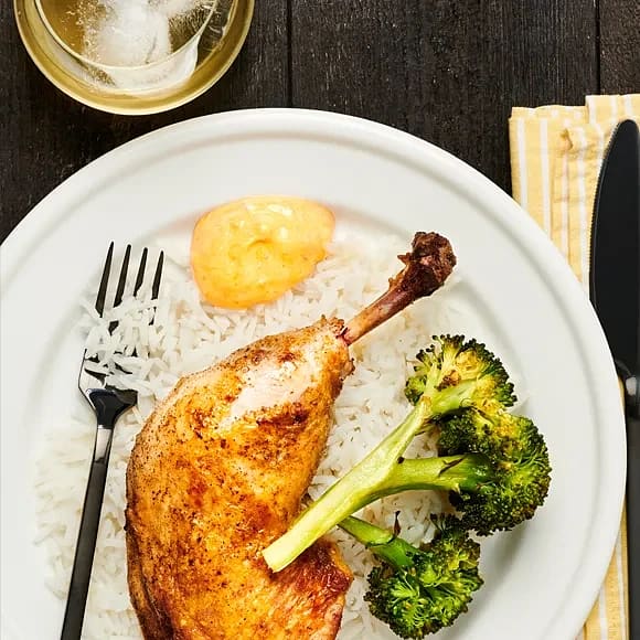 Kycklingklubba med paprikadipp och rostad broccoli
