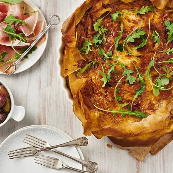 Filodegspaj med rödlök, tomat och mozzarella