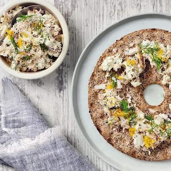 Makrillsröra med färskost och dill på knäcke