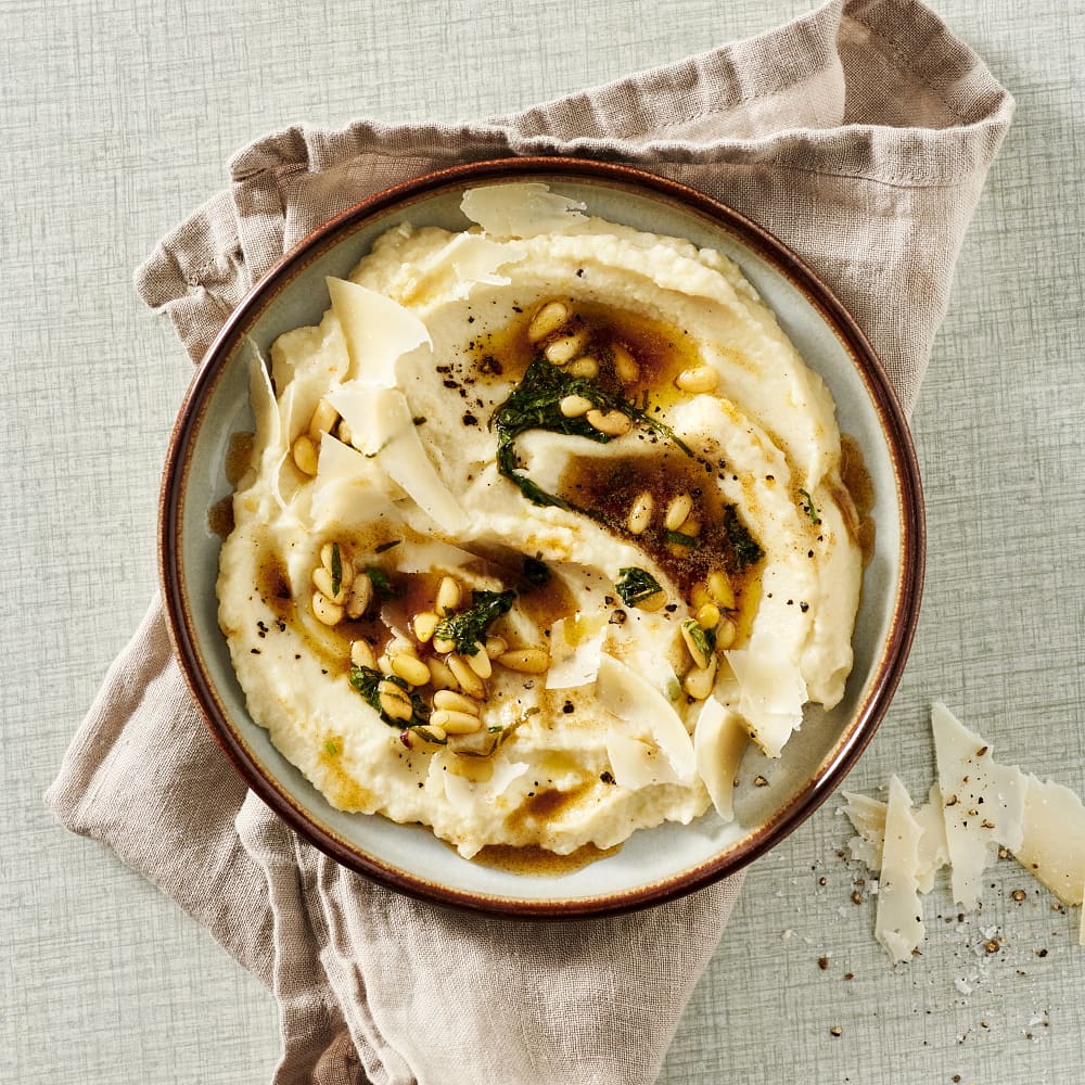 Blomkålspuré med brynt basilikasmör och parmesan