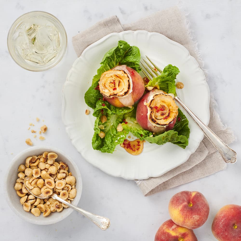 Sallad med chèvregratinerad paraguayos med chilihonung och hasselnötter