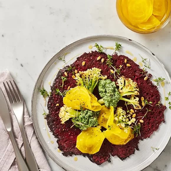 Rödbetspannkaka med rostad bukettblomkål och picklade gulbetor