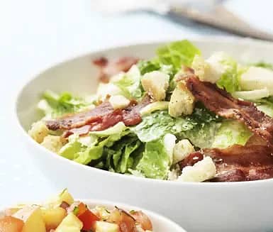 Snabb caesarsallad med bacon
