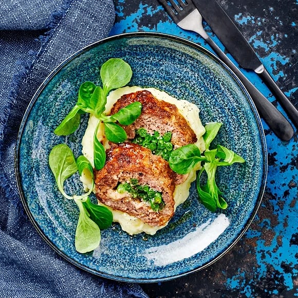 Köttfärslimpa med prästost och gröna bönor