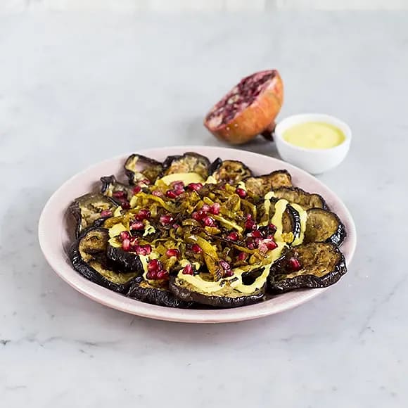 Ugnsrostad aubergine med curryoghurt och rostade valnötter