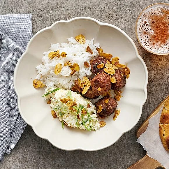 Indiska köttbullar med mandel och blomkålsyoghurt