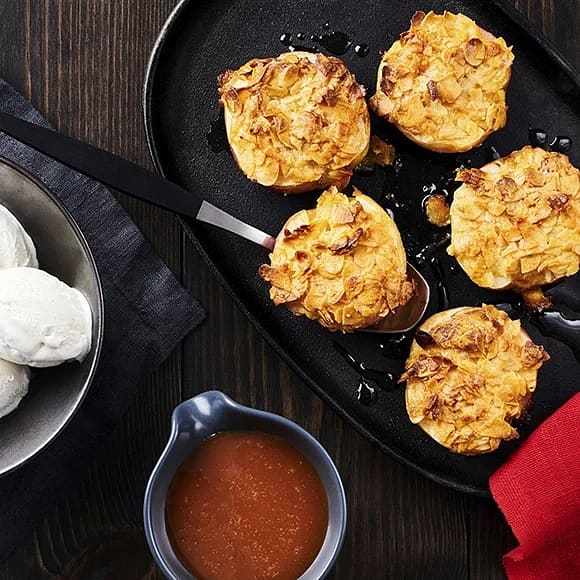 Mandelbakat äpple med knäcksås och glass