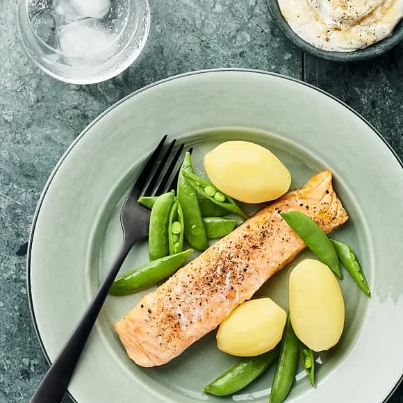 Lax med romsås och salladsärtor
