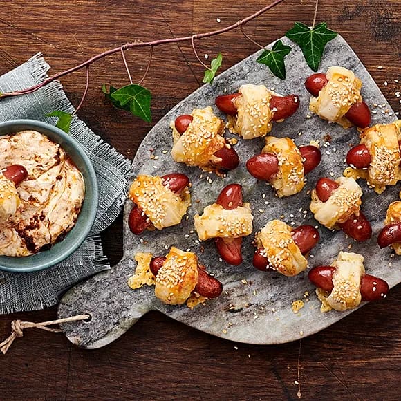 Prinskorvsrullar med sesamfrö och tomatdip