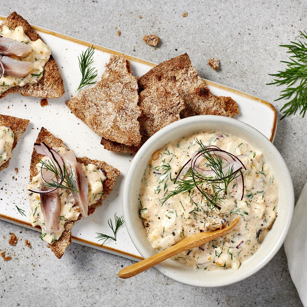 Kaviarröra med ägg, rödlök och sill på knäcke