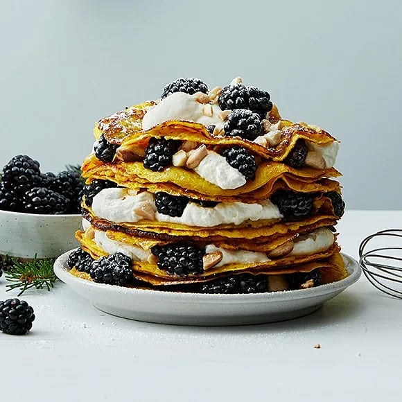 Pannkakstårta med saffran och björnbär