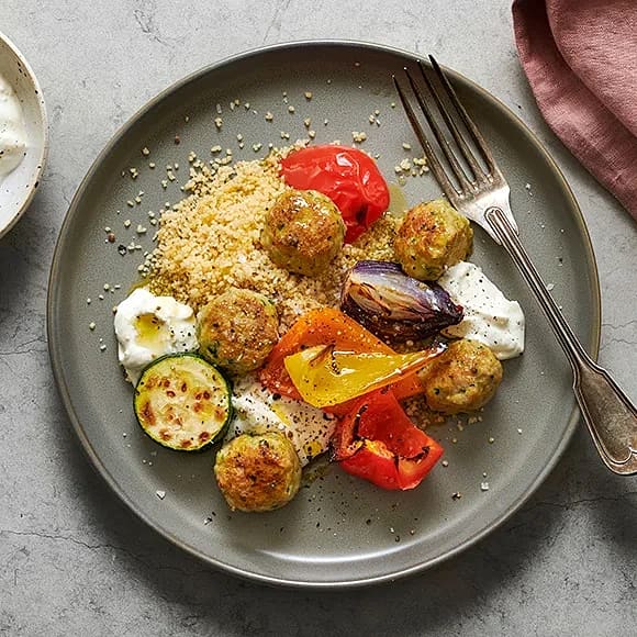 Kycklingbullar med grönsaker, vitlöksyoghurt och couscous