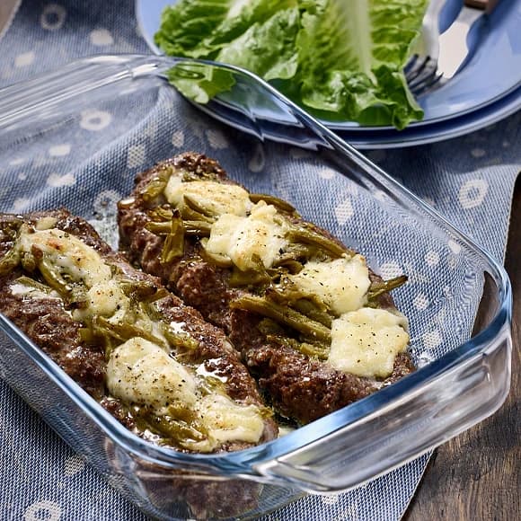 Mozzarellafylld köttfärslimpa med bönor och mos