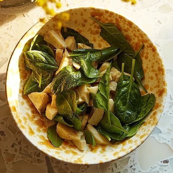 Varm sallad på marinerade kronärtskockor