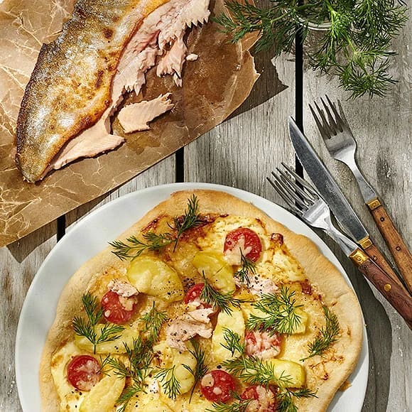 Pizza bianco på grillen med röding, mandelpotatis och Västerbottensost