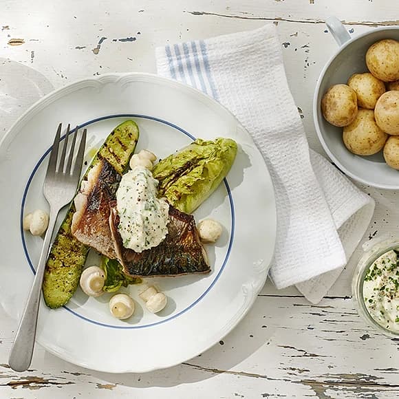 Grillad makrill med grillad romansallad och picklade champinjoner