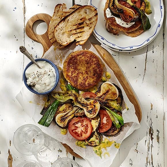 Bönburgare med varm tomat- och auberginesallad