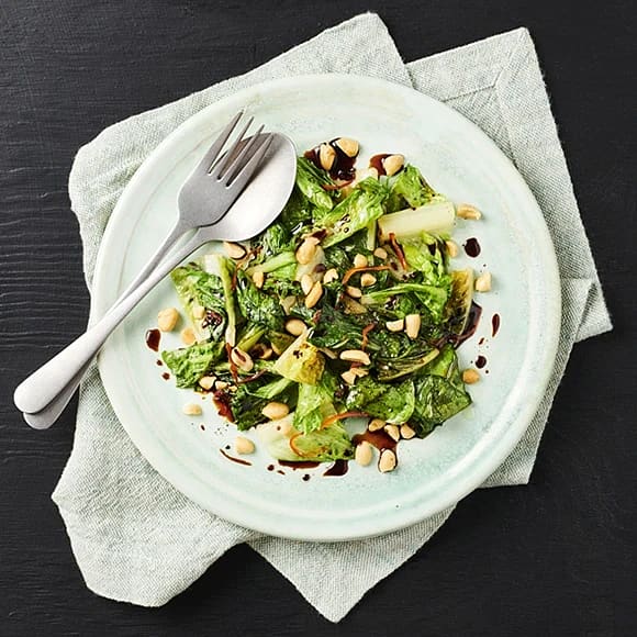 Stekt romansallat med ketjap manis och jordnötter