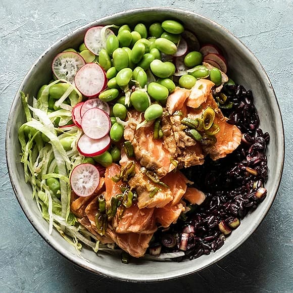 Laxbowl med svart ris