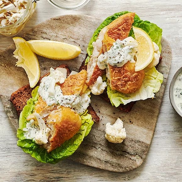 Smörrebröd med krispig fisk, remoulad och picklad blomkål