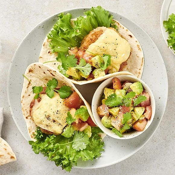 Tacokryddade kycklingfärsbiffar med avokadosallad och ost