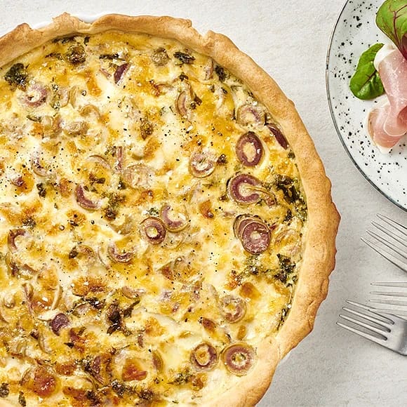 Paj med oliver, mozzarella och prosciutto