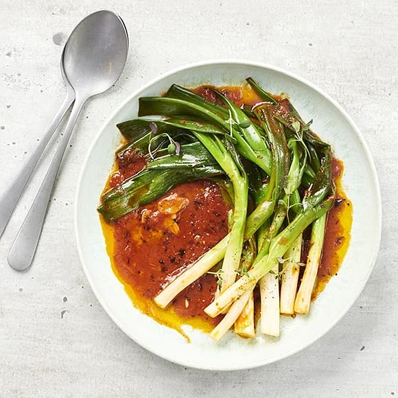 Tomatbräserad salladslök med timjan