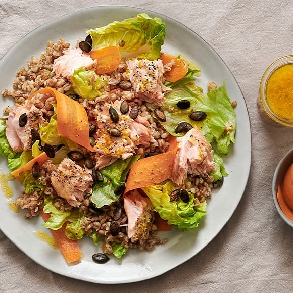 Vårsallad med lax, matvete och apelsinvinägrett