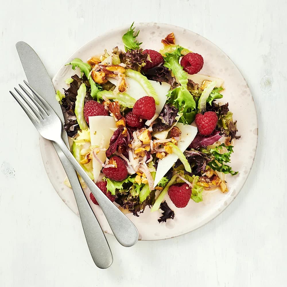 Hallonsallad med mandlar och ost