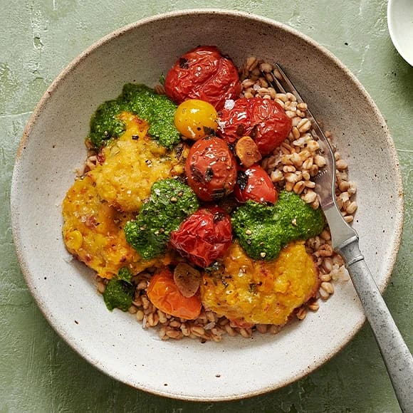 Majs- och bönbiffar med matvete, bakade tomater och pesto
