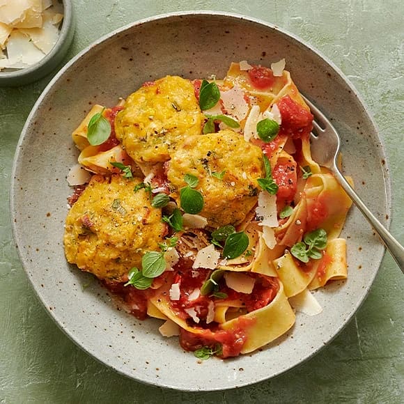 Pasta med majs- och bönbiffar och tomatsås