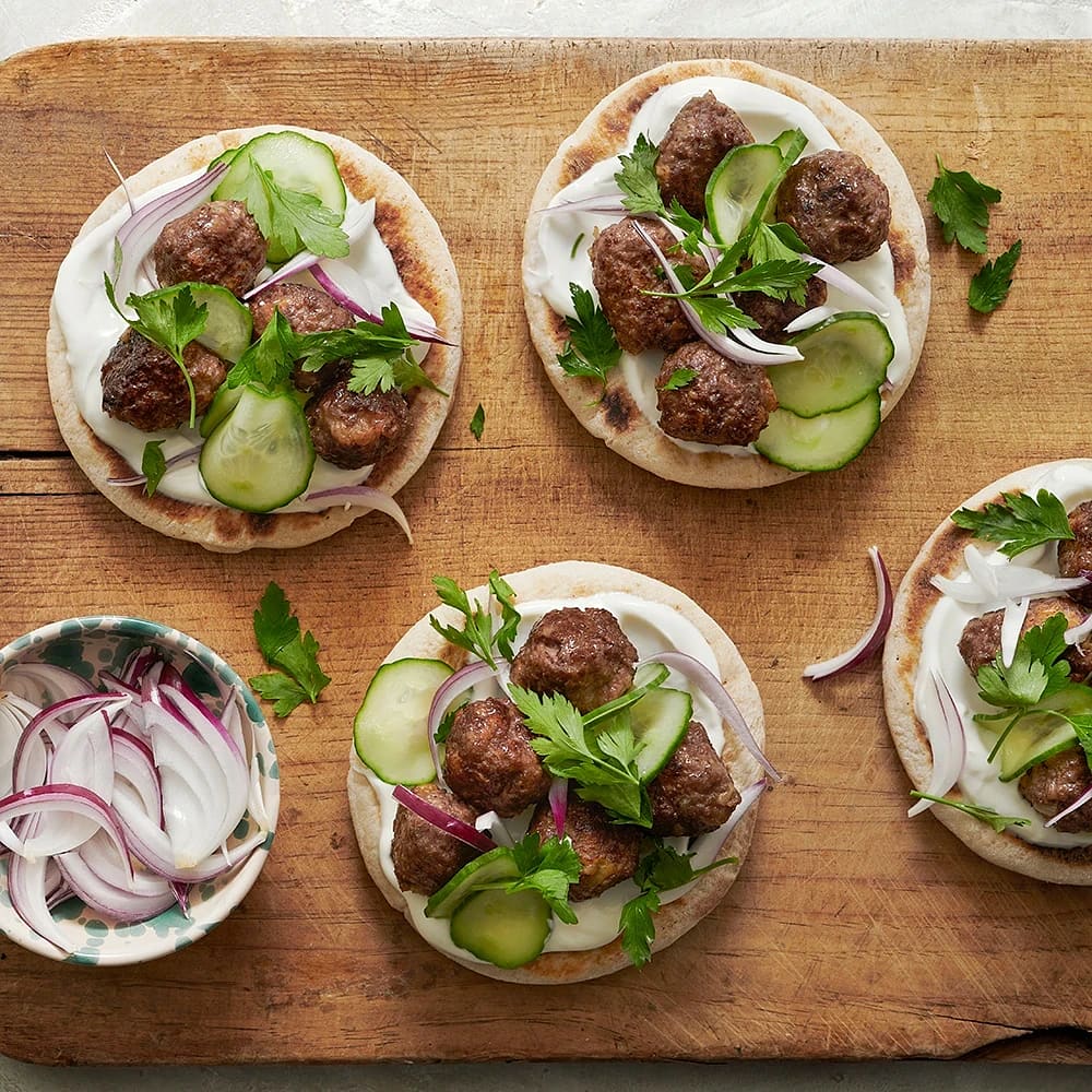 Köttbullar i pitabröd med picklad gurka