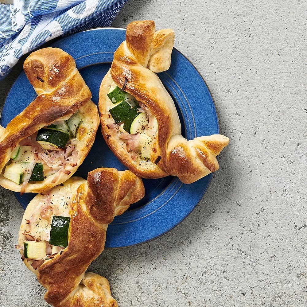 Öppen pirog med mozzarella, zucchini och kalkon