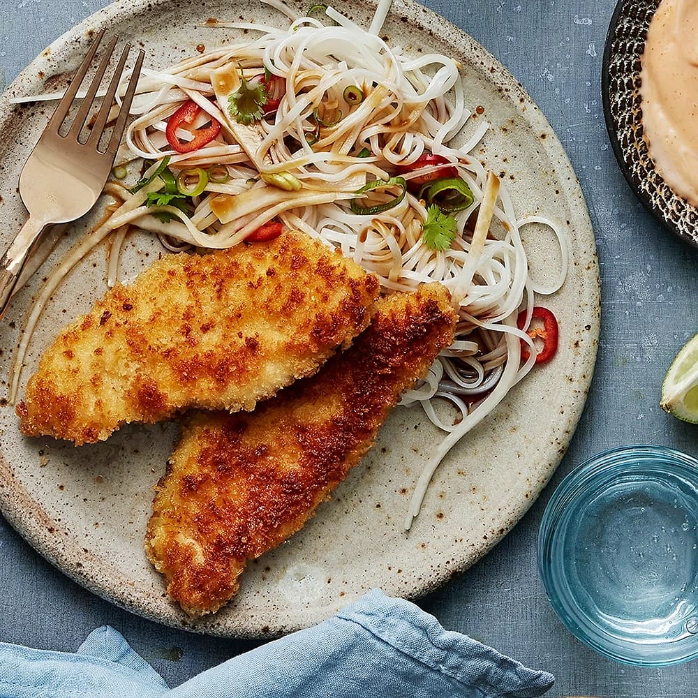 Kycklingschnitzel med nudelsallad och srirachamajo
